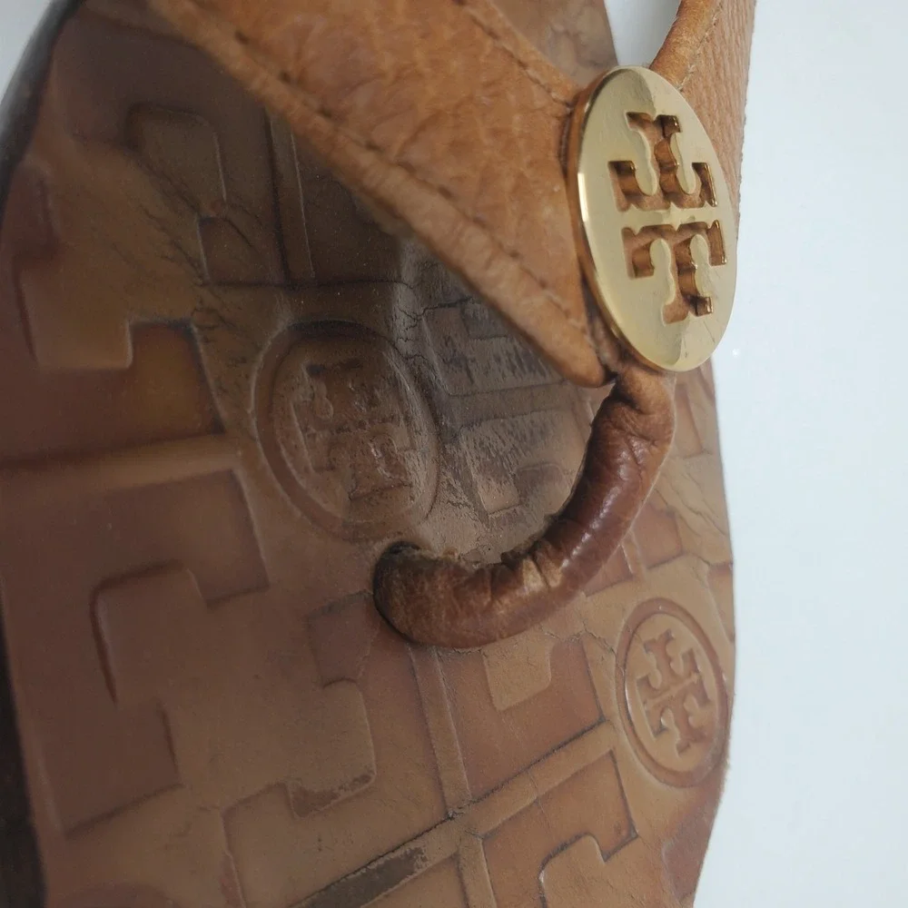Tory Burch Miller Tan Leather Logo Medallion Thong Sandal 6M Flip Flops 50908667